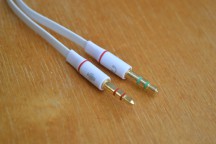 Купить Аудио-кабель переходник с 4-полюсного на два 3-полюсных 3.5 мм - белый detaluhi.ho.ua Интернет магазин в Каменец-Подольском, устройства, радиодетали, интсрументы.